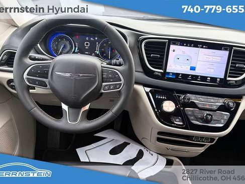 Used 2024 Chrysler Pacifica Touring-L FWD image 6