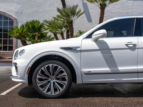 Used 2022 Bentley Bentayga AWD/4WD image 31