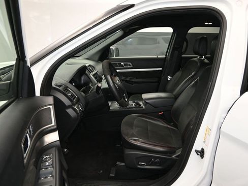 Used 2018 Ford Explorer XLT w/ Equipment Group 202A FWD image 11