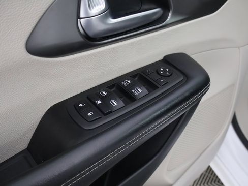 Used 2023 Chrysler Pacifica Touring-L image 37