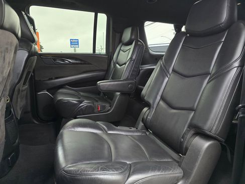 Used 2019 Cadillac Escalade ESV Platinum image 17