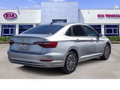 Used 2021 Volkswagen Jetta SE w/ SE Cold Weather Package image 4