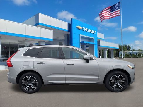 Used 2022 Volvo XC60 B5 Momentum w/ Climate Package image 3