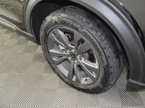 Used 2023 Ford Explorer XLT w/ Equipment Group 202A AWD/4WD image 39
