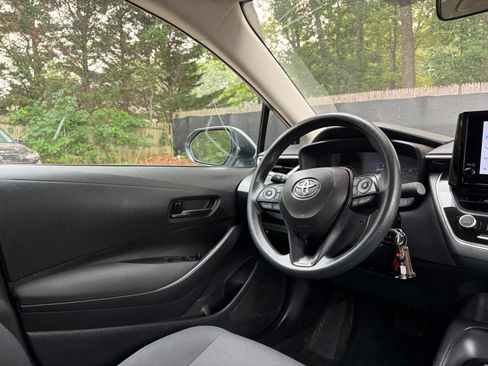 Used 2025 Toyota Corolla LE FWD image 32