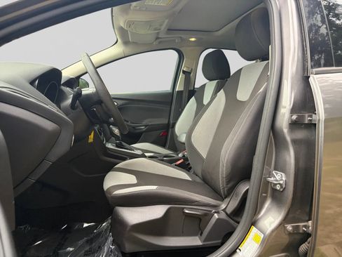 Used 2014 Ford Focus SE w/ SE Sport Package FWD image 10