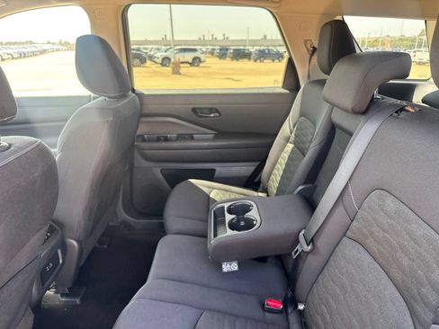 Certified 2025 Nissan Pathfinder SV FWD image 37
