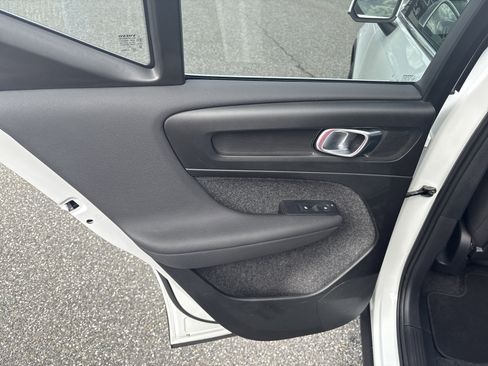 Certified 2025 Volvo XC40 B5 Core image 9