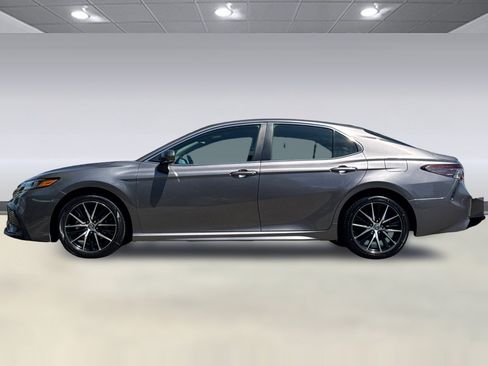 Used 2024 Toyota Camry SE FWD image 2