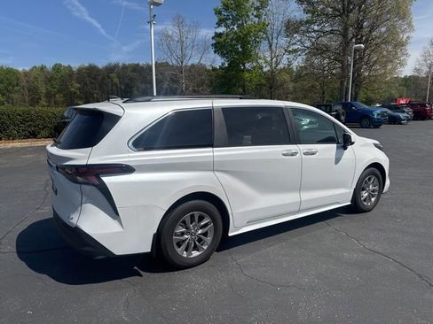 Used 2025 Toyota Sienna XLE image 5
