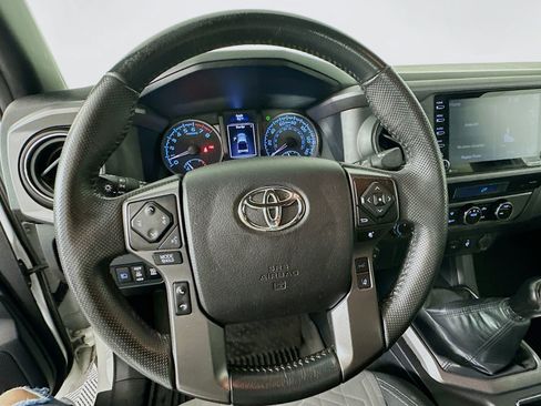 Used 2022 Toyota Tacoma TRD Off-Road AWD/4WD image 11