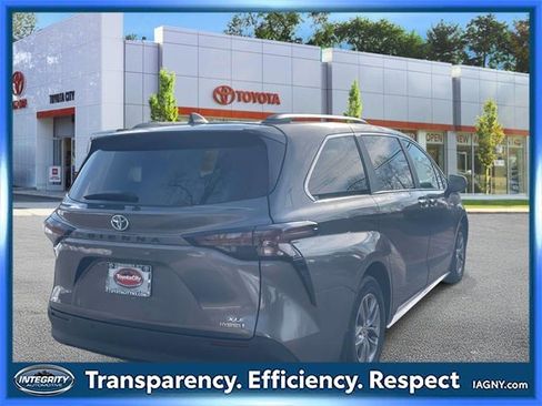 Used 2024 Toyota Sienna XLE image 6