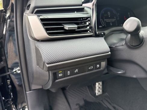 Used 2025 Toyota Camry SE image 32