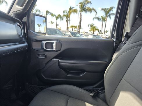 Used 2019 Chrysler 300 Limited RWD image 16