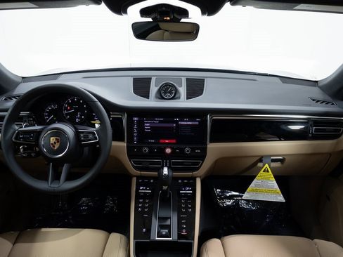 Certified 2025 Porsche Macan image 13