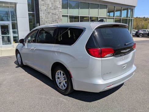 Used 2023 Chrysler Voyager LX FWD image 5
