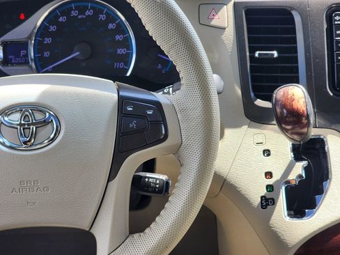 Used 2014 Toyota Sienna XLE w/ Entertainment Package FWD image 13