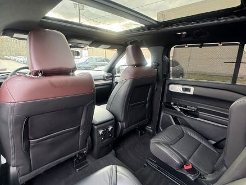 Used 2022 Ford Explorer Platinum w/ Technology Package image 17