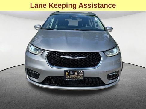 Used 2021 Chrysler Pacifica Touring-L FWD image 4