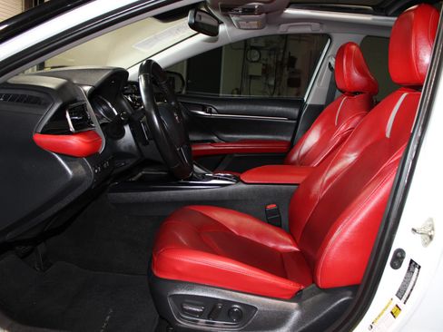 Used 2020 Toyota Camry XSE FWD image 1