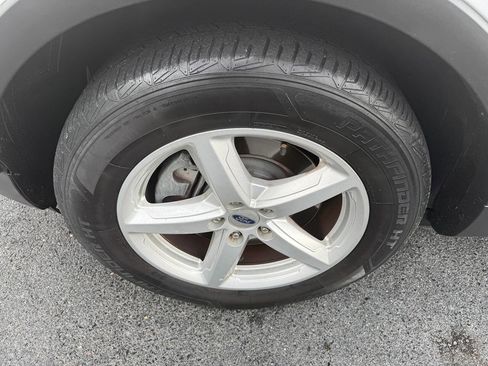 Used 2018 Ford Explorer XLT w/ Equipment Group 202A image 10