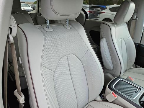 Used 2017 Chrysler Pacifica Limited image 11