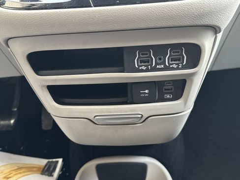 Used 2022 Chrysler Pacifica Touring-L image 15