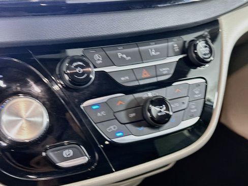 Used 2024 Chrysler Pacifica Touring-L FWD image 23