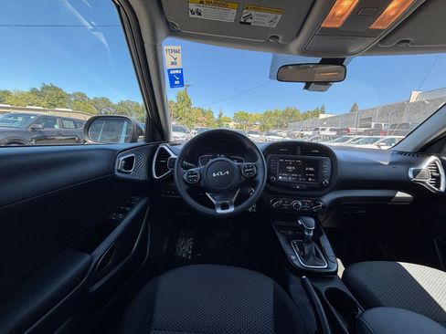 Used 2025 Kia Soul LX w/ LX Technology Package FWD image 32