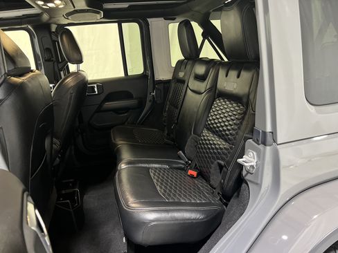 Used 2019 Jeep Wrangler Unlimited Sahara AWD/4WD image 16