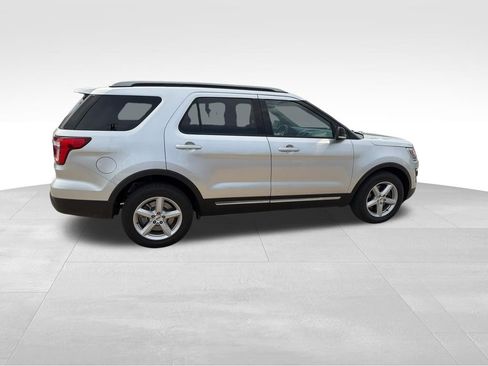 Used 2017 Ford Explorer XLT AWD/4WD image 11