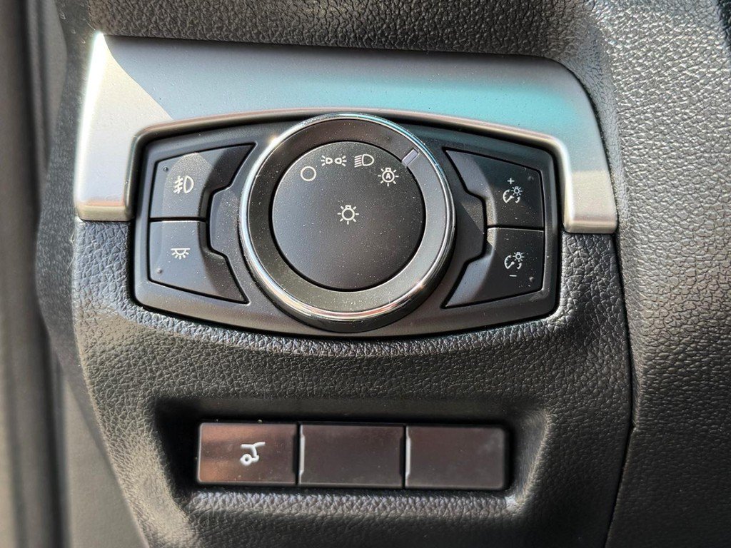 Used 2017 Ford Explorer XLT w/ Equipment Group 202A FWD image 32