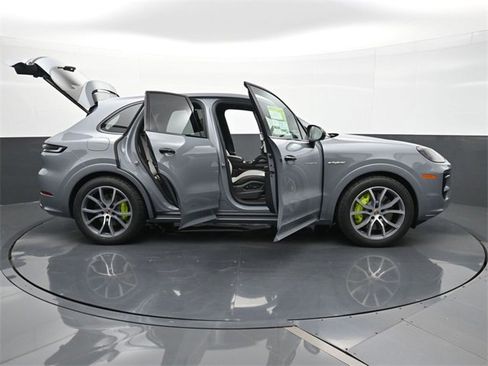 New 2025 Porsche Cayenne S image 38