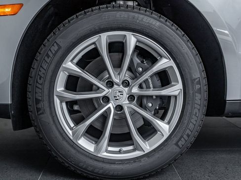 Certified 2025 Porsche Macan image 11