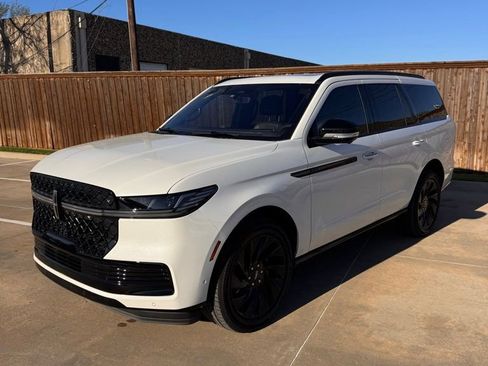 Used 2025 Lincoln Navigator Reserve w/ Jet Appearance Package image 3