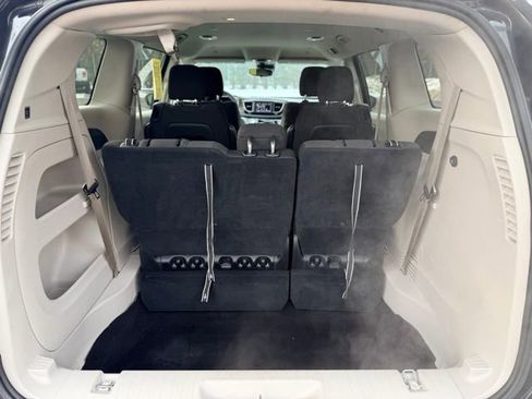Used 2023 Chrysler Voyager LX image 25