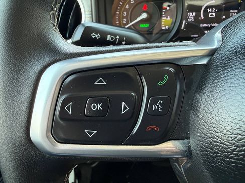 Used 2025 Jeep Wrangler Unlimited Sahara AWD/4WD image 39