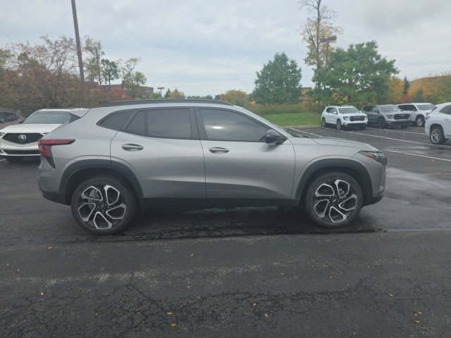 Used 2024 Chevrolet Trax RS w/ Sunroof Package FWD image 4
