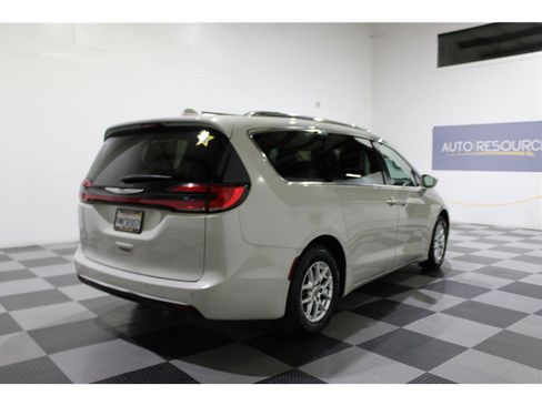 Used 2021 Chrysler Pacifica Touring-L image 4
