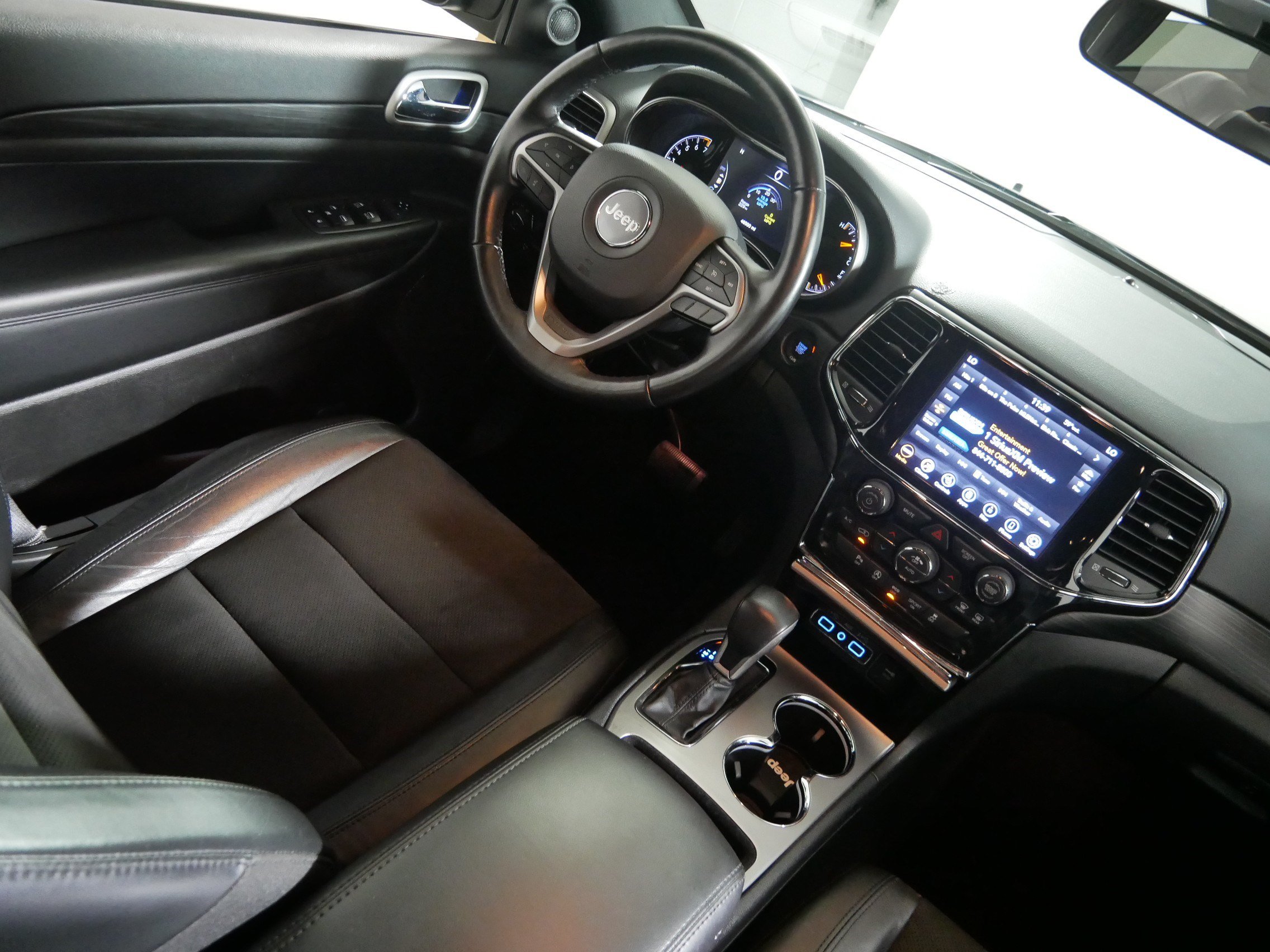 Used 2021 Jeep Grand Cherokee Laredo X AWD/4WD image 9