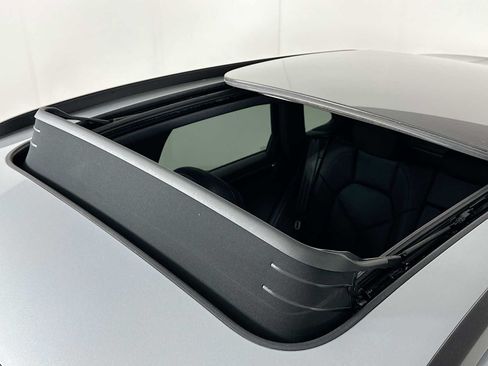 Certified 2026 Porsche Macan AWD/4WD image 22