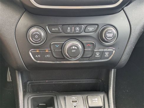 Used 2020 Jeep Cherokee Latitude Plus image 25