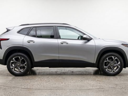Used 2025 Chevrolet Trax LT w/ LT Convenience Package FWD image 11