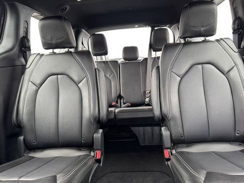 Used 2025 Chrysler Pacifica Select AWD/4WD image 18