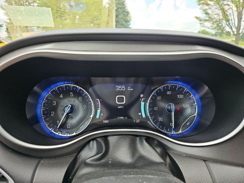 Used 2023 Chrysler Pacifica Touring-L FWD image 21