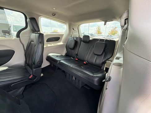 Used 2024 Chrysler Pacifica Touring-L FWD image 15