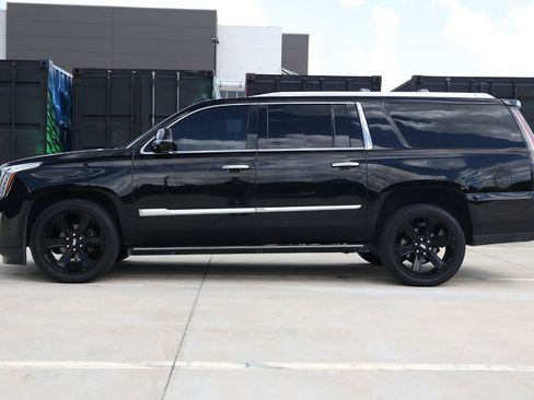 Used 2017 Cadillac Escalade ESV Platinum RWD image 3