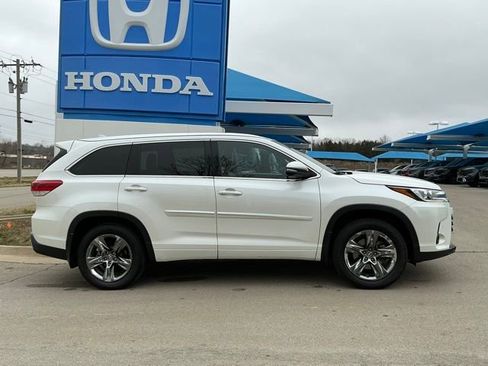 Used 2018 Toyota Highlander Limited Platinum image 2