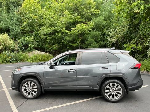 Used 2021 Toyota RAV4 XLE Premium AWD/4WD image 4