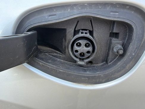 Used 2024 Chrysler Pacifica Limited FWD image 11